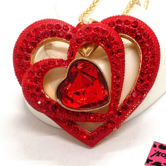 NEW Betsey Johnson Red Triple Heart Necklace Pendant Chain - Picture 2 of 2